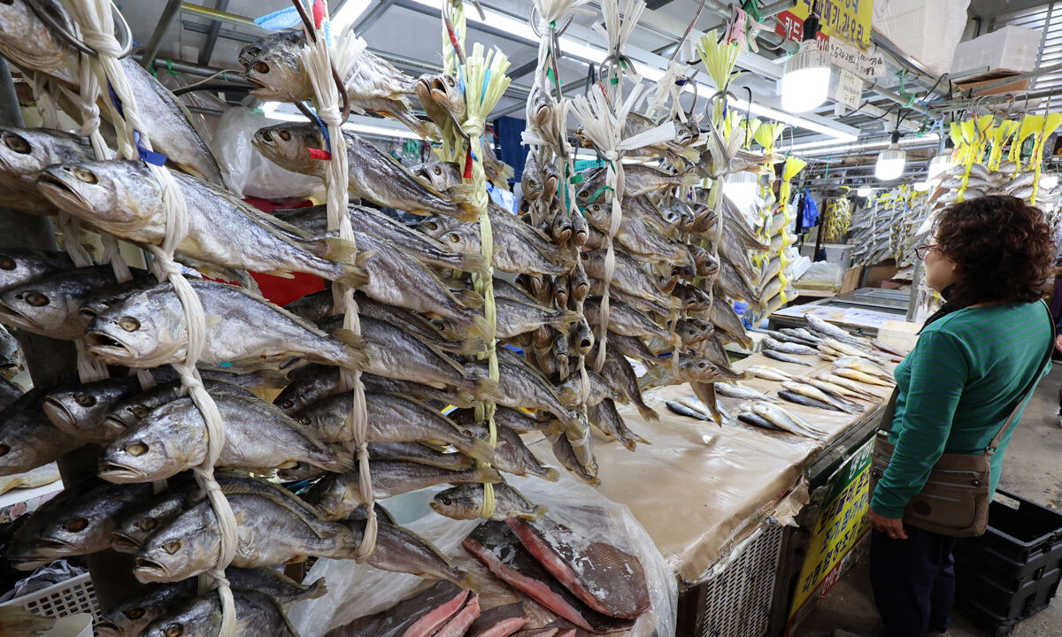 ▲'추석' 서울 동대문구 경동시장을 찾은 시민들이 '굴비'를 살펴보고 있다. (사진제공=뉴시스)