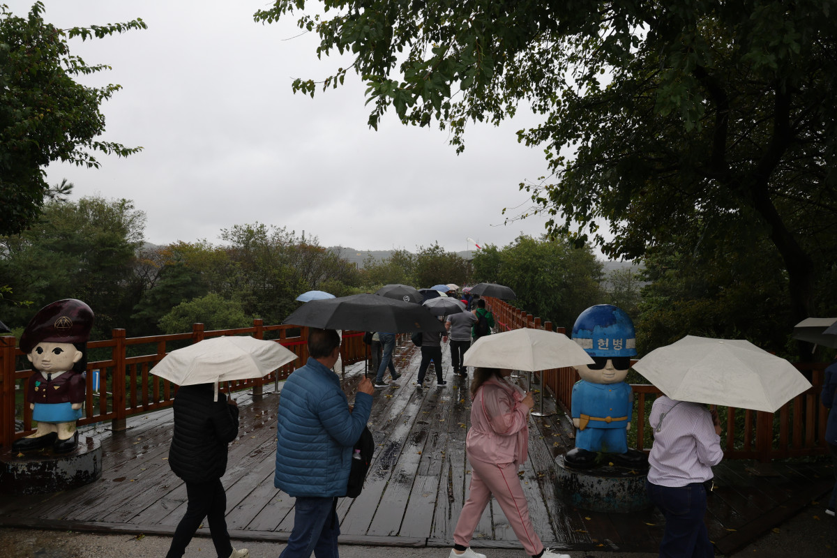 ▲6일 경기도 파주시 임진각에서 방문객들이 자유의 다리를 둘러보고 있다.  (연합뉴스)