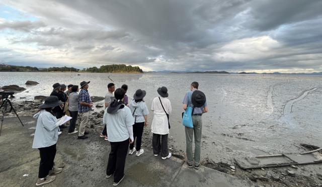 ▲국제자연보전연맹 실사단이 고흥 갯벌 현장을 둘러보고 있다. (사진제공=전남도)