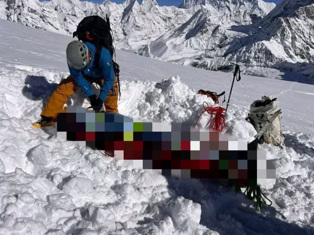 ▲6일(현지시간) 네팔 동부 메라피크봉 일대에서 구조대가 한국인 등산객의 시신을 수습하고 있다. (네팔전국산악안내인협회(NNMGA) 페이스북 캡처)