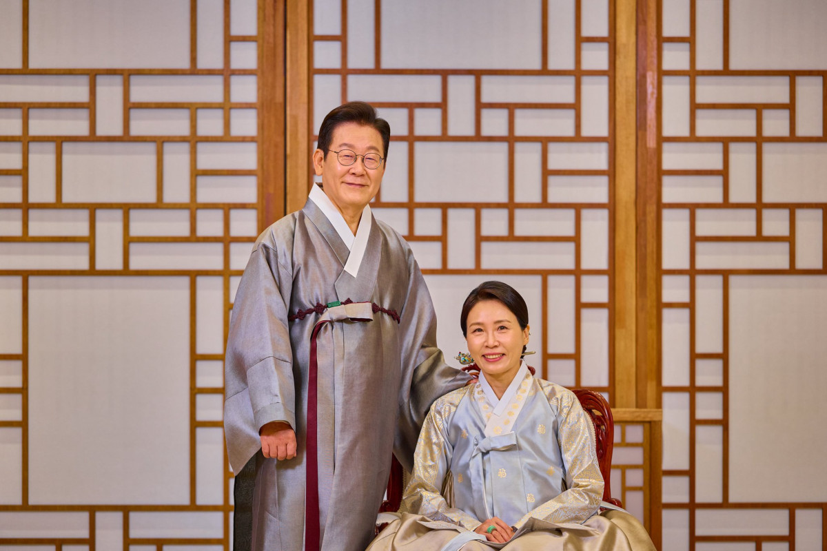 ▲ 대통령실은 이재명 대통령과 김혜경 여사가 한복 차림으로 명절 인사를 하는 모습을 7일 SNS에 공개했다. (이재명 대통령 SNS)