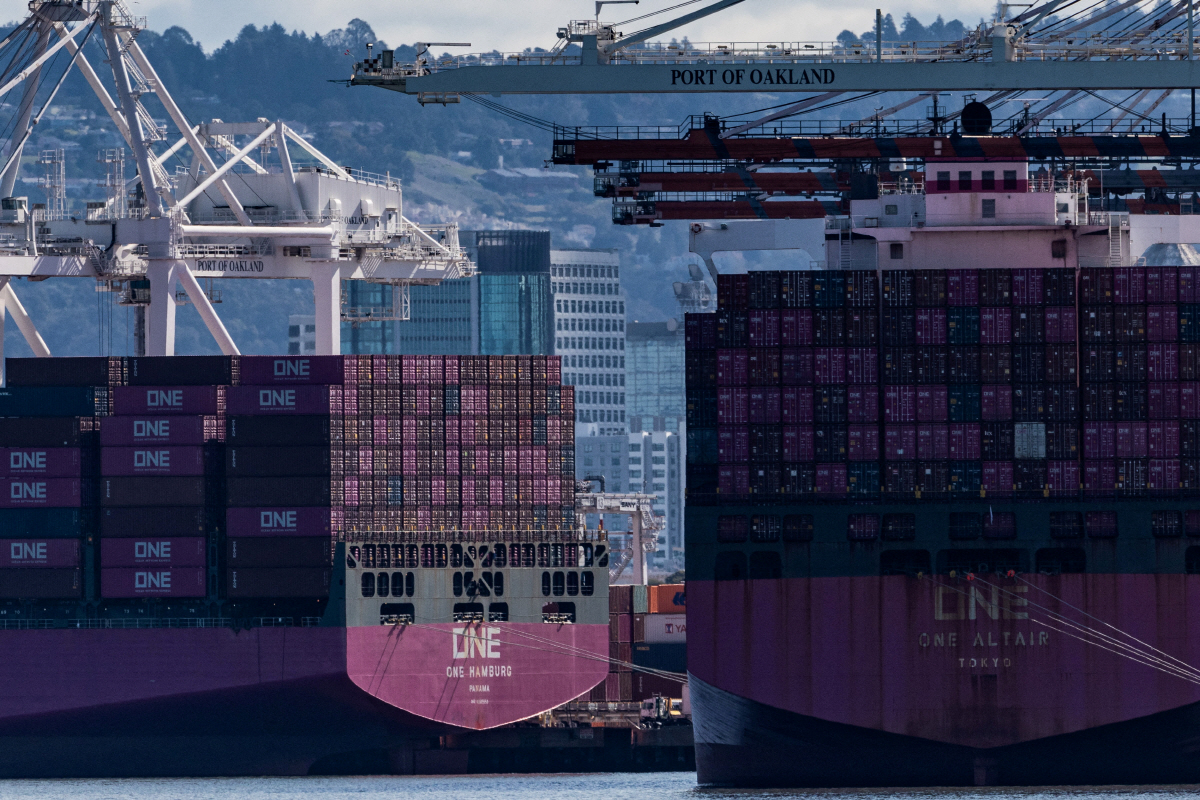 ▲미국 캘리포니아주 오클랜드 항구에서 선적 컨터에너로 가득 찬 화물선이 보인다. (로이터연합뉴스)