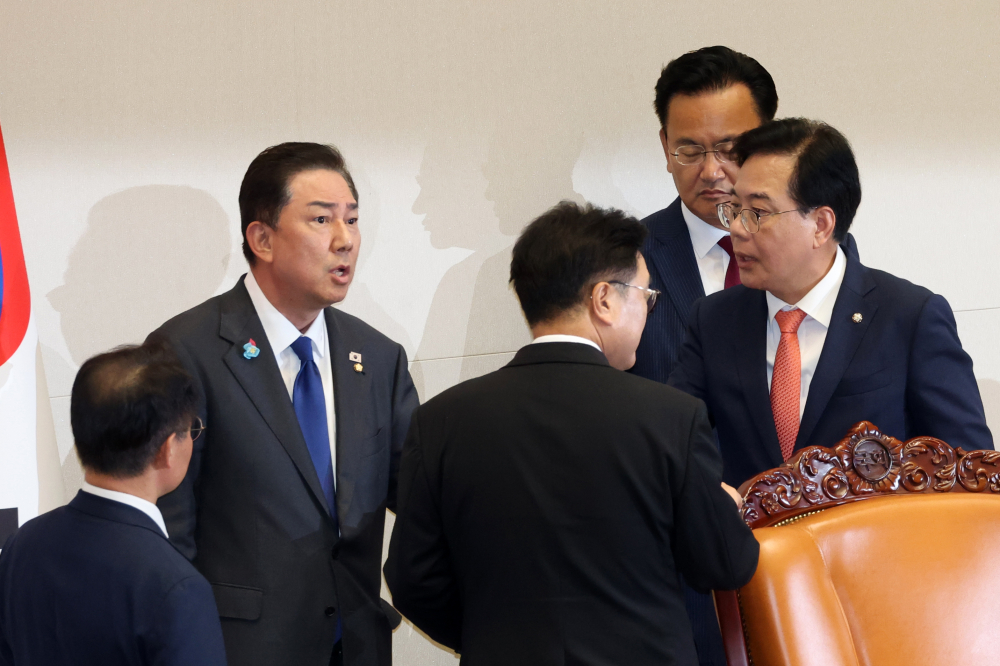 ▲우원식 국회의장이 9월 25일 서울 여의도 국회 본회의에서 공익신고자 보호법 개정안, 민주유공자 예우에 관한 법률안, 공공기관 운영에 관한 법률안 개정안, 통계법 개정안 신속처리안건 지정동의의 건에 대한 개표 진행 중 무효표와 관련해 김병기 더불어민주당 원내대표, 허영 원내정책수석부대표, 송언석 국민의힘 원내대표, 유상범 원내수석부대표와 논의하고 있다. (고이란 기자 photoeran@ )