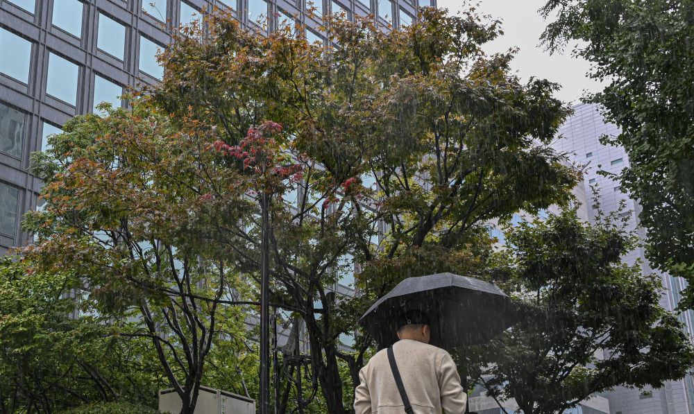 ▲전국 대부분 지역에 비가 내린 28일 서울 중구 청계광장 인근에서 우산을 쓴 시민들이 비를 피해 발걸음을 재촉하고 있다. (이투데이DB)