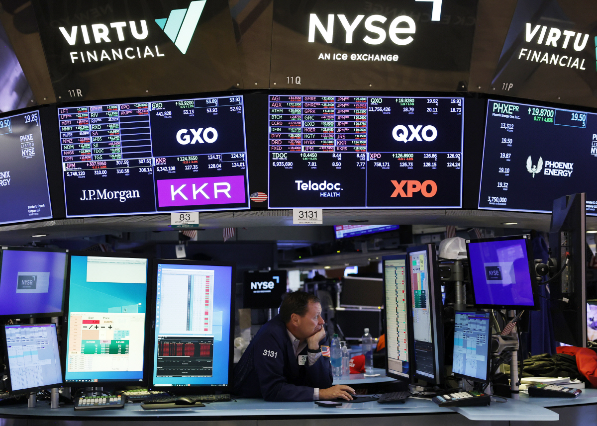 ▲뉴욕증권거래소(NYSE)에서 2일 트레이더가 주가를 살피고 있다. 뉴욕/UPI연합뉴스