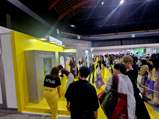 ▲일본 도쿄 아리아케 체조경기장에서 진행된 '메가 코스메 랜드' 첫날인 4일 오전, 아누아 부스에서 증정품을 얻기 위한 게임을 즐기는 참가자들이 보이고 있다. 아누아 부스를 체험하기 위한 대기 시간은 약 1시간 정도다. (사진=정영인 기자 oin@)
