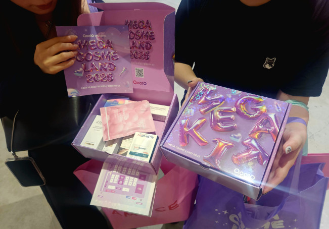 ▲일본 도쿄 아리아케 체조경기장에서 진행된 '메가 코스메 랜드' 첫날인 4일 오전, 현장에서 만난 마리씨과 미나미씨가 10~12개 브랜드 제품으로 구성된 1만5000엔(약 14만 원) 상당의 증정품인 ‘메가키트’를 받아 보여주고 있다. (사진=정영인 기자 oin@)