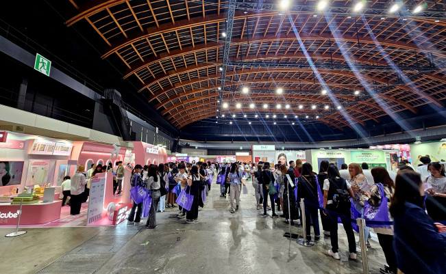 ▲일본 도쿄 아리아케 체조경기장에서 진행된 '메가 코스메 랜드' 첫날인 4일 오전 각각의 K뷰티 브랜드 부스를 체험해보기 위해 기다리는 참가자들의 대기줄이 보이고 있다. (사진=정영인 기자 oin@)