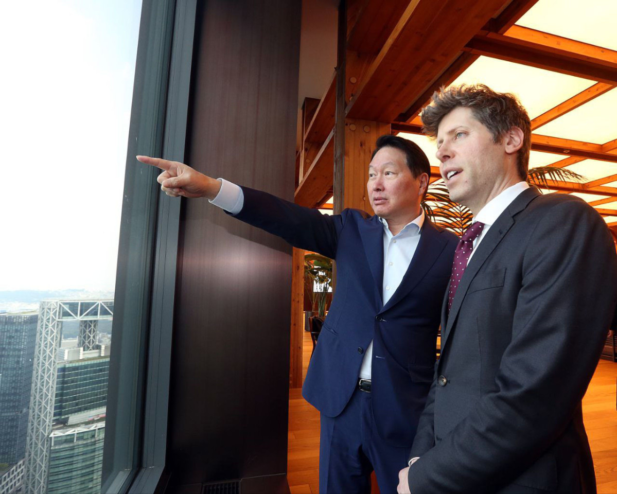 ▲최태원(왼쪽) SK그룹 회장과 샘 올트먼(오른쪽) 오픈AI 최고경영자가 1일 서울 종로구 SK서린빌딩에서 대화를 나누고 있다. (뉴시스)