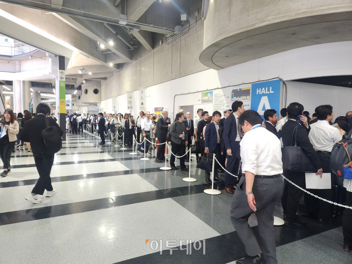 ▲8일 일본 요코하마 파시피코 요코하마 컨벤션에서 개막한 ‘바이오 재팬 2025’에 참가하는 관계자들이 줄을 서고 있다. (이상민 기자 imfactor@)