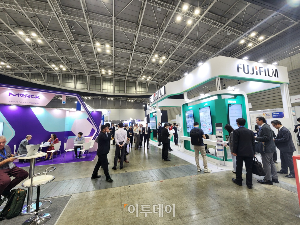 ▲행사장 내부에 위치한 머크와 후지필름의 부스. (이상민 기자 imfactor@)