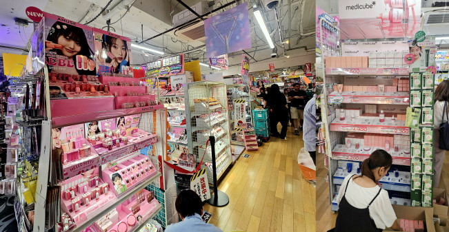 ▲3일 메가 돈키호테 시부야 본점 3층에서 K뷰티 브랜드 매대를 직원들이 재정비하고 있으며(왼), 같은 층 K마스크팩 등을 모아 진열한 매대에서는 직원이 매대 빈 공간에 재고를 채워넣고 있다. (사진=정영인 기자 oin@)