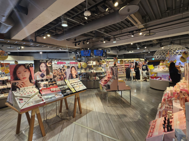 ▲3일 시부야 로프트 매장 뷰티 코너에 진열된 K뷰티 브랜드 제품이 보이고 있다. (사진=정영인 기자 oin@)