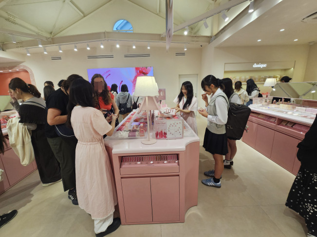 ▲3일 일본 도쿄 신주쿠구 한인타운 신오쿠보에 위치한 데이지크 플래그십 스토어 도쿄 매장 안에서 일본 소비자 및 관광객들이 데이지크 제품을 테스트하고 둘러보고 있다. (사진=정영인 기자 oin@)