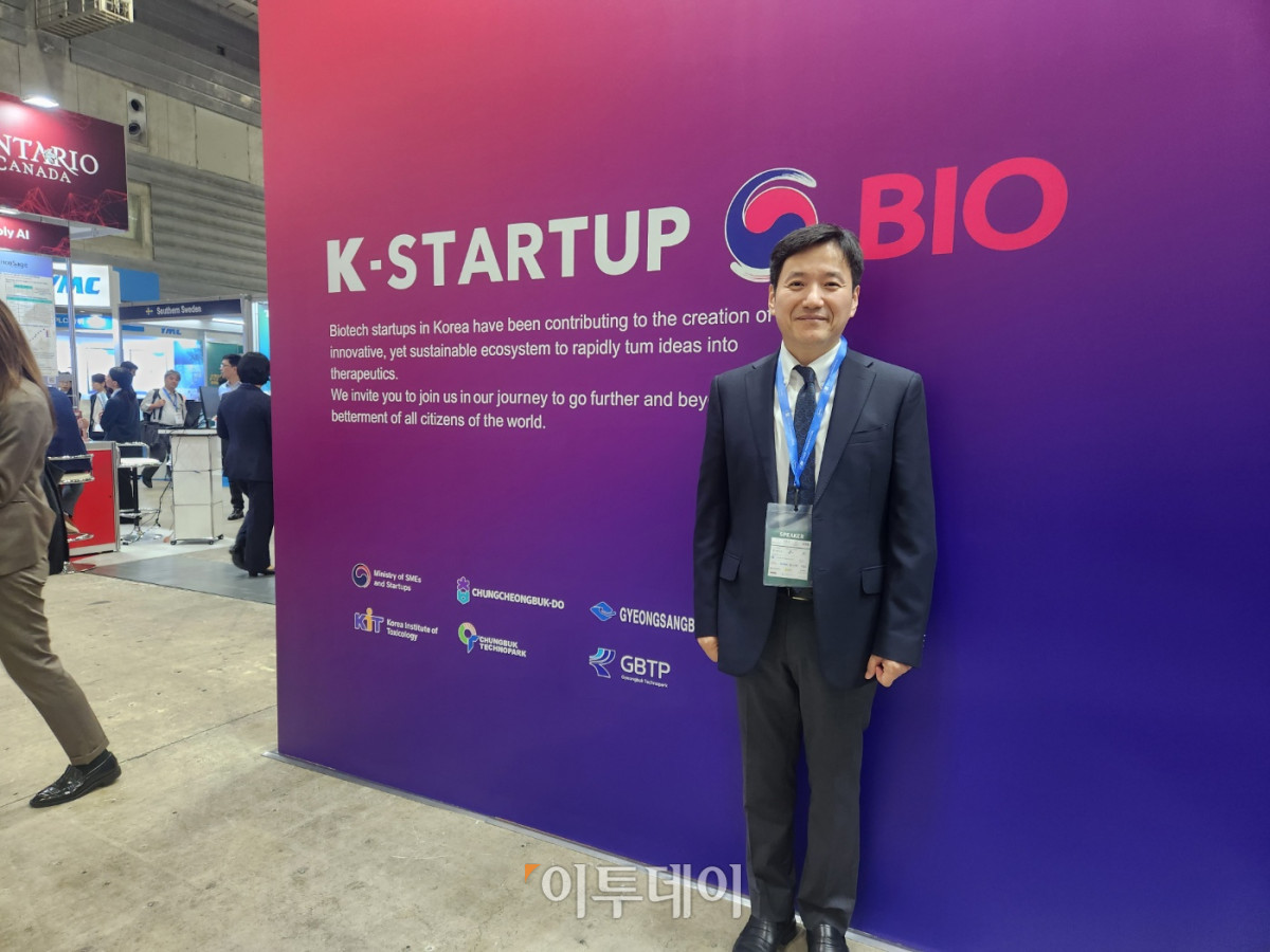 ▲주지현 입셀 대표가 인터뷰 전 ‘K-스타트업 바이오’ 부스에서 포즈를 취하고 있다.  (이상민 기자 imfactor@)
