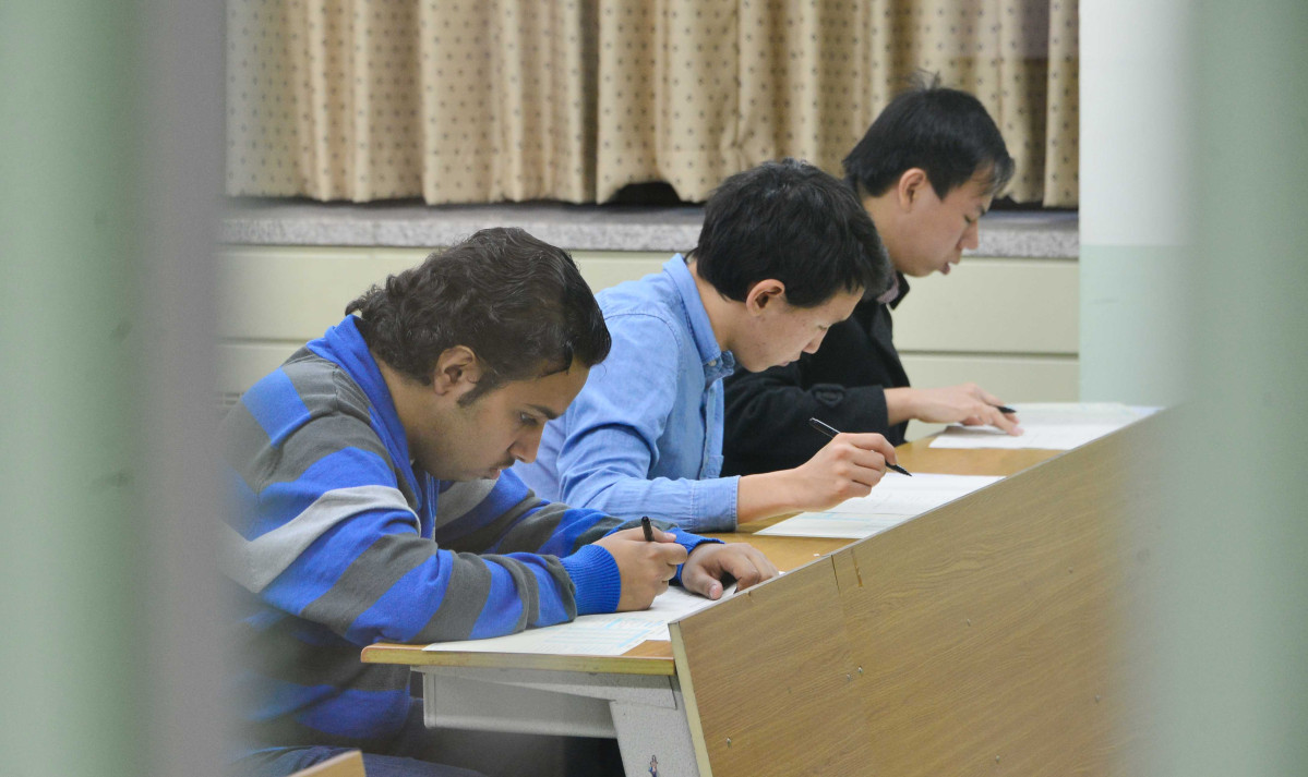 ▲서울 동대문구 경희대학교에서 열린 제34회 한국어능력시험에서 외국인 수험자들이 문제를 풀고 있다. (뉴시스)