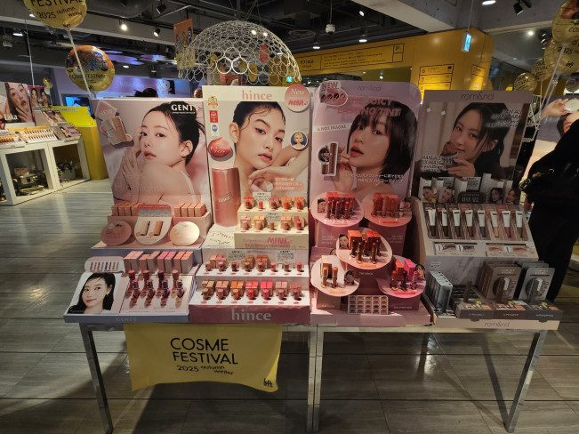 ▲3일 일본 도쿄 시부야 '로프트' 매장 뷰티 코너에 K뷰티 브랜드 제품이 진열돼 있다.  (사진=정영인 기자 oin@)