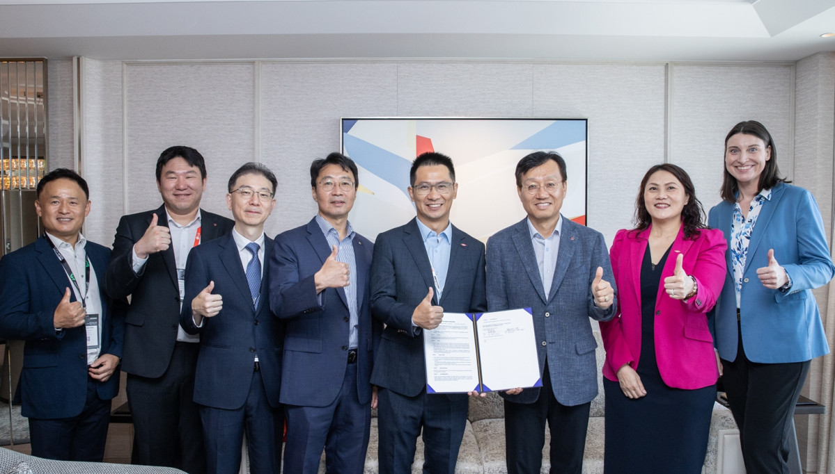 ▲다우가 LG전자와 지난 8일 싱가포르에서 데이터센터 냉각 솔루션 개발 협력 MOU를 체결했다. 에디 동 다우 산업용 솔루션 사업부 아시아태평양 지역 영업 디렉터(우측에서 네 번째), LG전자 ES연구소장 오세기 부사장(우측에서 세 번째)이 MOU 체결 후 기념 촬영을 하고 있다. (사진=다우)