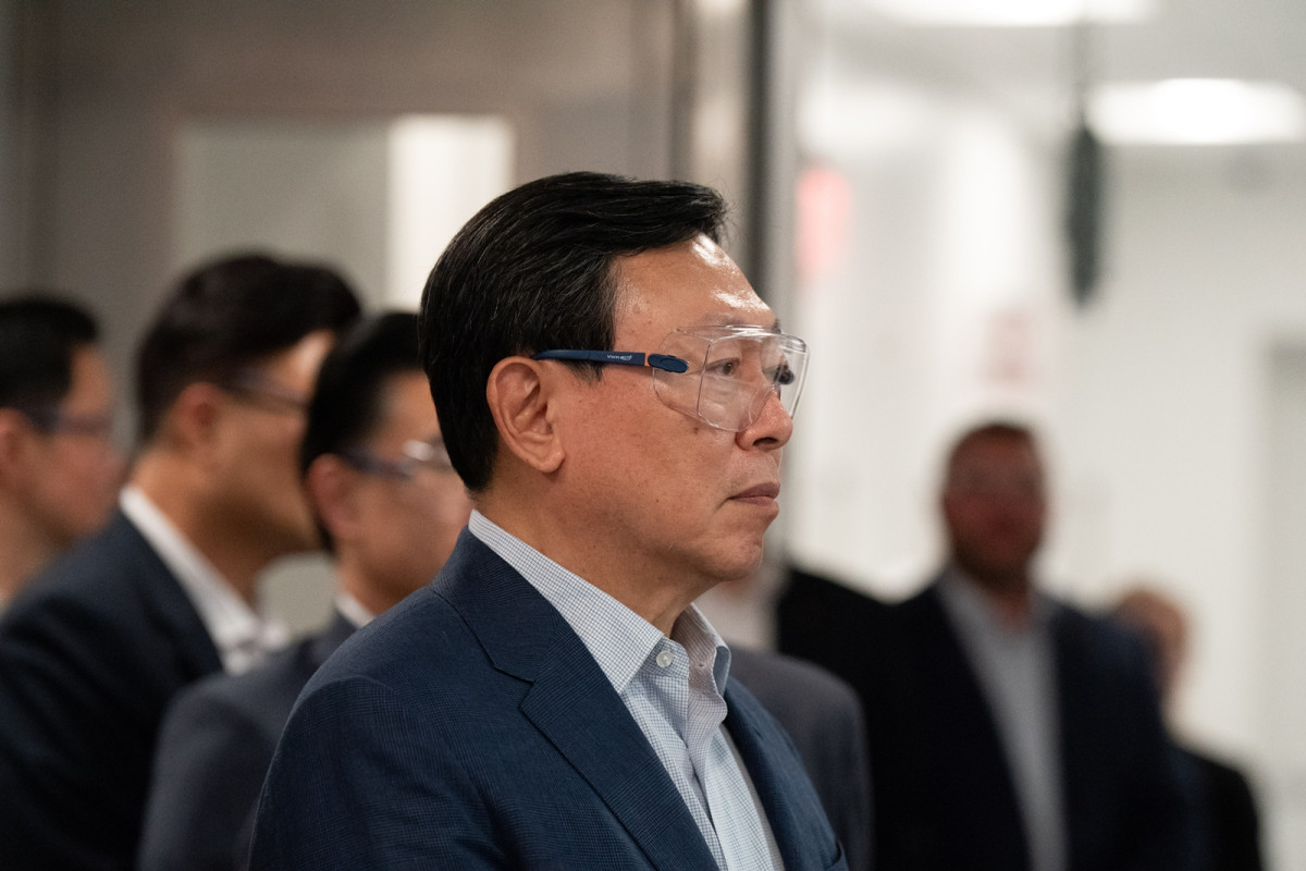 ▲신동빈 롯데그룹 회장이 5일(한국시각) 미국 뉴욕주에 있는 롯데바이오로직스 시러큐스 바이오 캠퍼스를 찾아 ADC 생산시설을 점검하고 있다. (사진제공=롯데그룹)