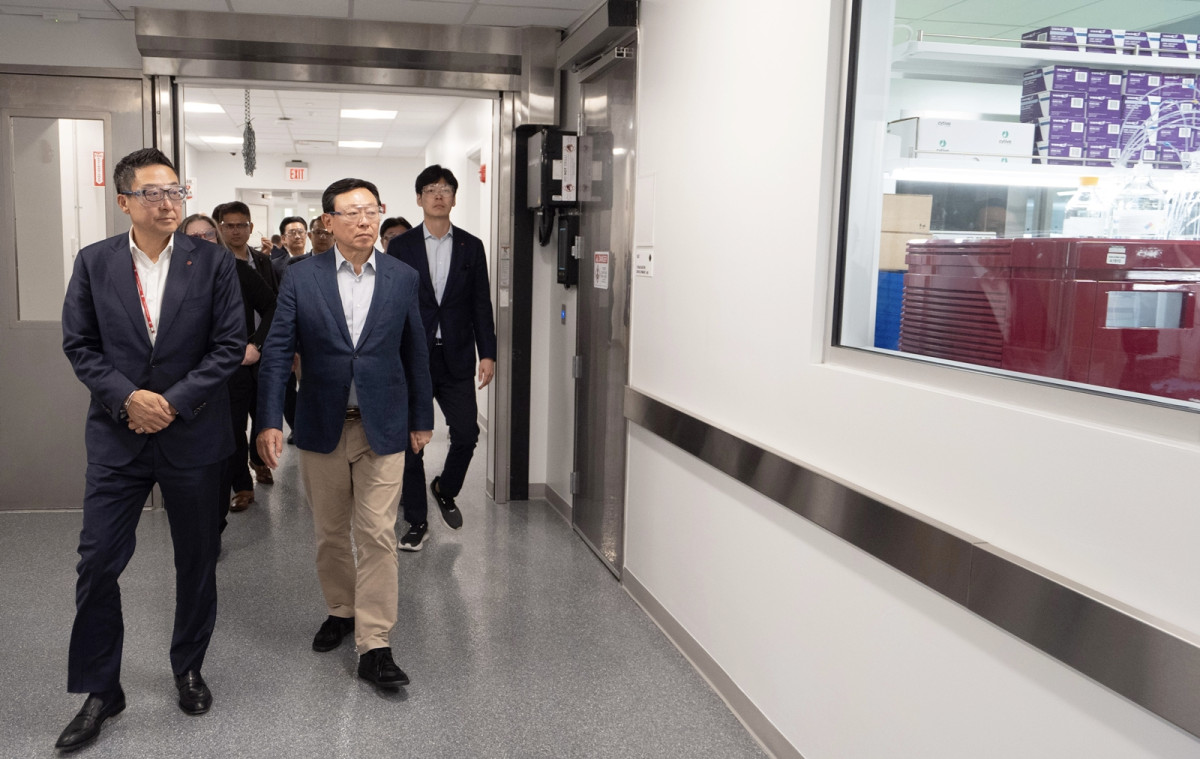 ▲신동빈 롯데그룹 회장(가운데)과 신유열 롯데바이오로직스 글로벌전략실장(오른쪽)이 5일(한국시각) 미국 롯데바이오로직스 시러큐스 바이오 캠퍼스를 찾아 ADC 생산시설을 둘러보고 있다. (사진제공=롯데그룹)