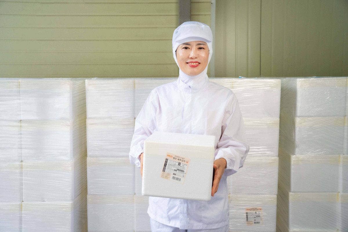 ▲김진경 모산에프에스 대표가 갓 담근 김치 상품을 들고 있다. (사진제공=쿠팡)