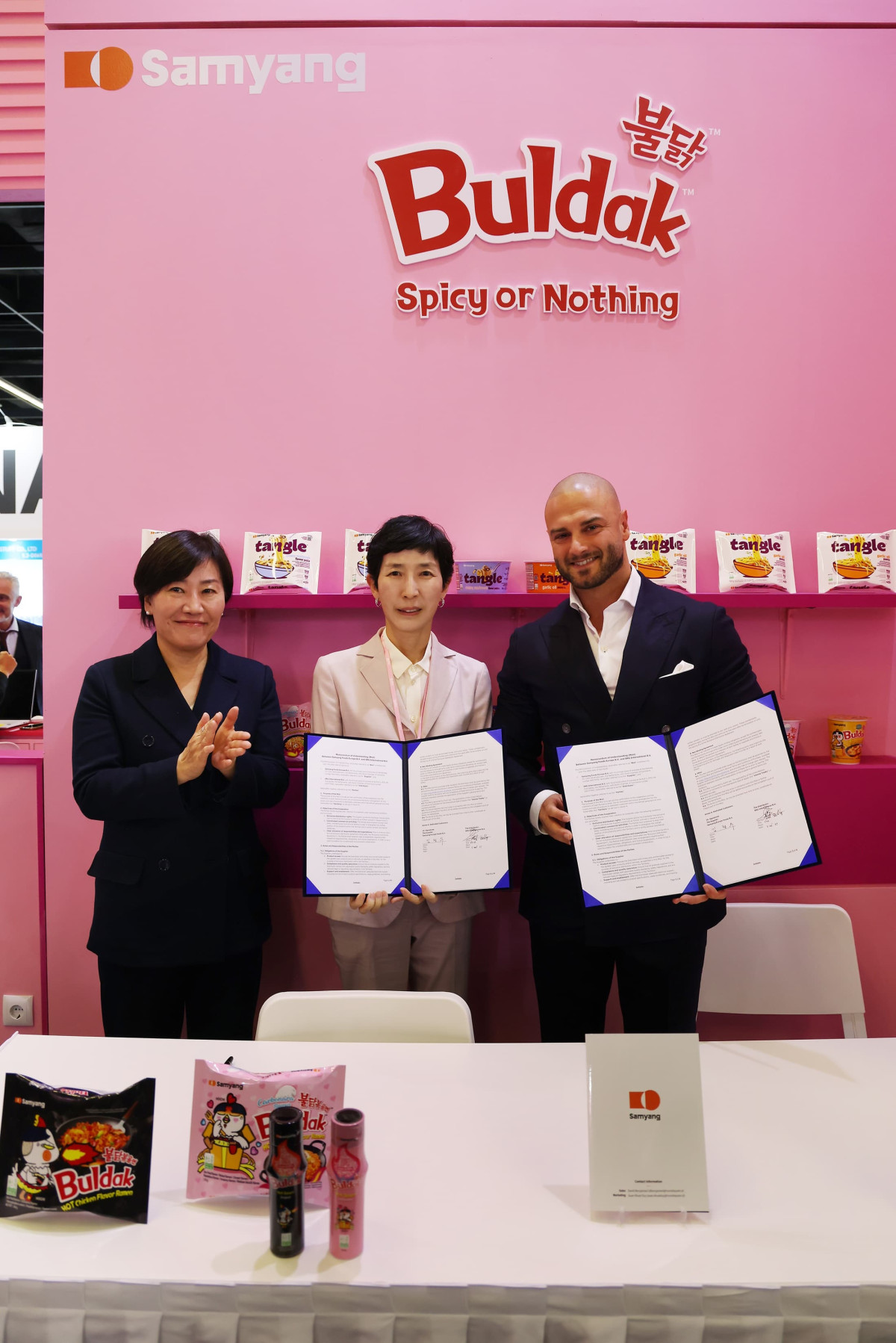 ▲4일(현지시각) 독일 쾰른에서 열린 세계 최대 식품 박람회 '아누가(ANUGA) 2025' 삼양식품 부스에서 (왼쪽부터) 송미령 농림축산식품부 장관, 김정수 삼양식품 부회장, Melik Bektaş SRG International 최고상업책임자(CCO)가 기념 촬영을 하고 있다.  (사진제공=삼양식품)