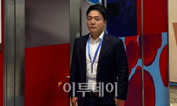 ▲진홍국 에이프릴바이오 이사가 8일 일본 요코하마에서 열린 ‘바이오 재팬 2025’에서 본지와 만나 인터뷰 포즈를 취하고 있다. (이상민 기자 imfactor@)