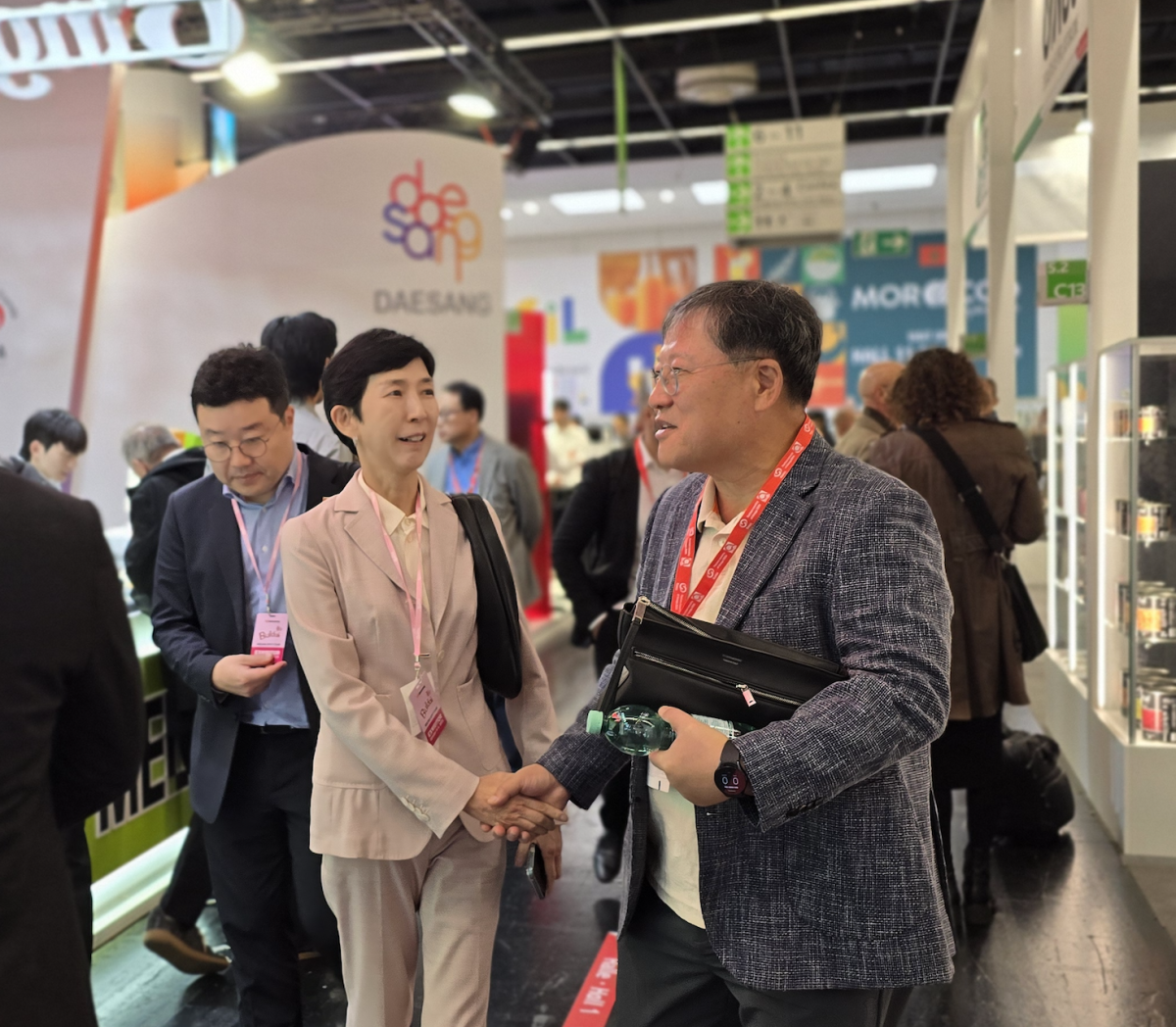 ▲이효율 풀무원 이사회 의장(사진 오른쪽)과 김정수 삼양식품 부회장이 4일(현지시간) 독일 쾰른 '아누가 2025' 한국관에서 만나 인사를 나누고 있다. (사진=배근미 기자 athena3507@)