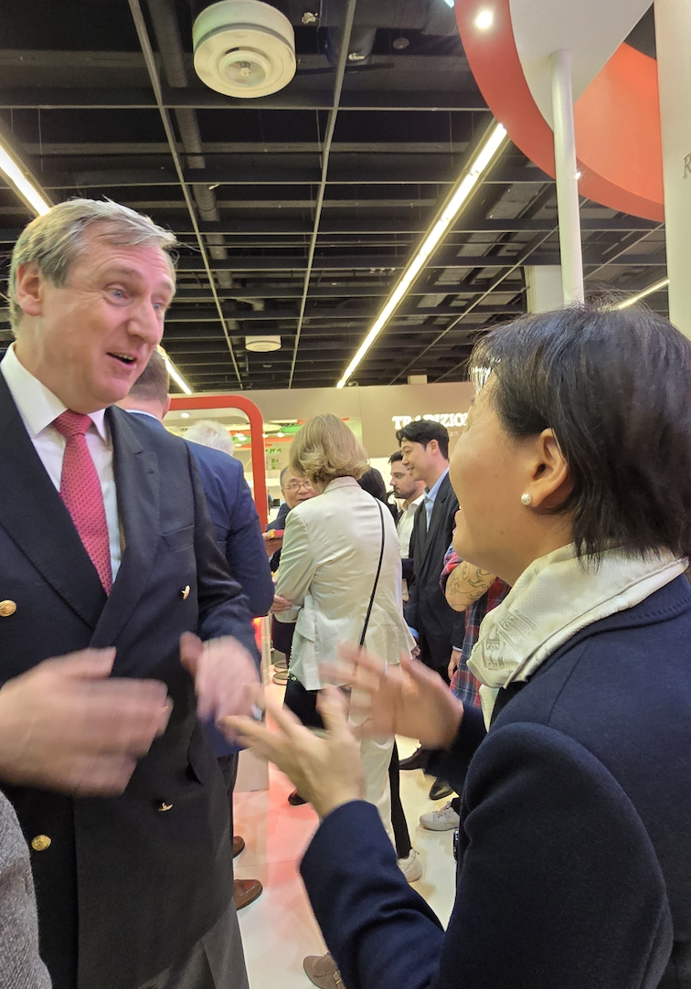 ▲독일 쾰른 '아누가 2025'에 마련된 대두식품의 떡 간편식 시식 후 송미령(오른쪽) 농림수산식품부 장관과 대화를 나누고 있는 독일 식품유통업협회장 (사진=배근미 기자 athena3507@)