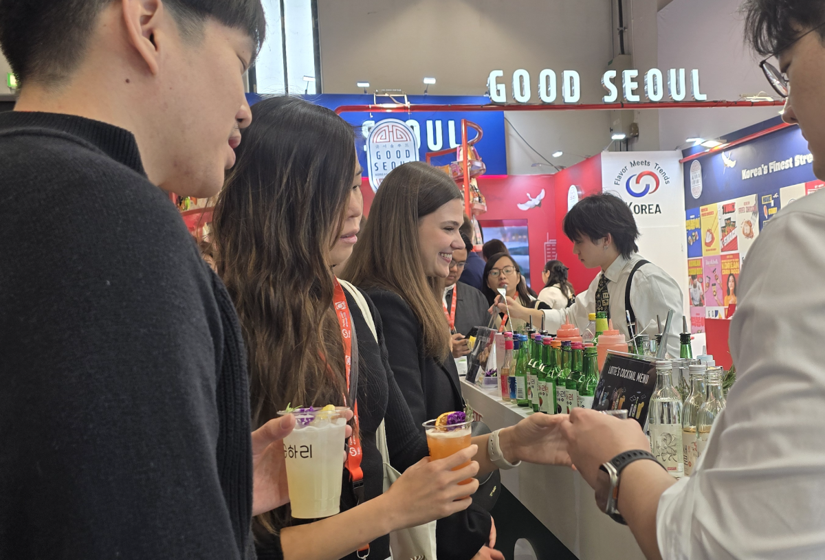 ▲독일 쾰른에서 열린 아누가 식품 박람회 참석자들이 '롯데칠성음료 부스'에서 소주 칵테일을 시음하고 있다.  (사진=배근미 기자 athena3507@)