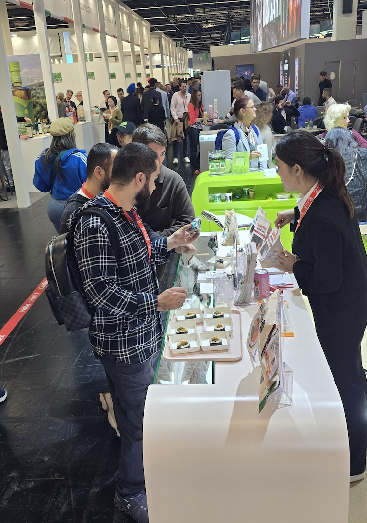 ▲해외 외국인 바이어들이 한국관 내 부스에서 김밥 제품을 시식하며 간편식에 관심을 표하고 있다. (사진=배근미 기자 athena3507@)