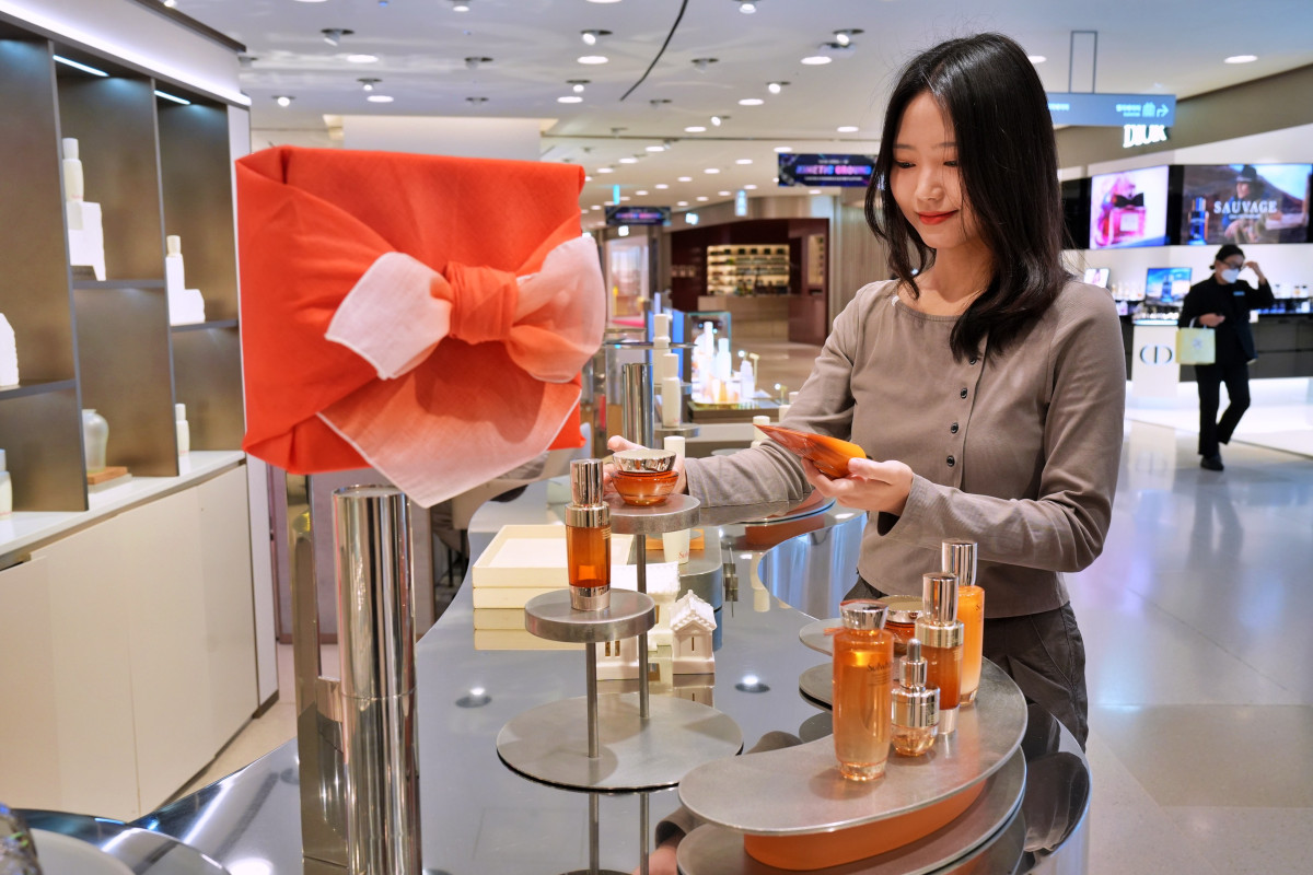 ▲본점 지하 1층 화장품 매장에서 고객이 상품을 구경하고 있다 (사진제공=롯데쇼핑)