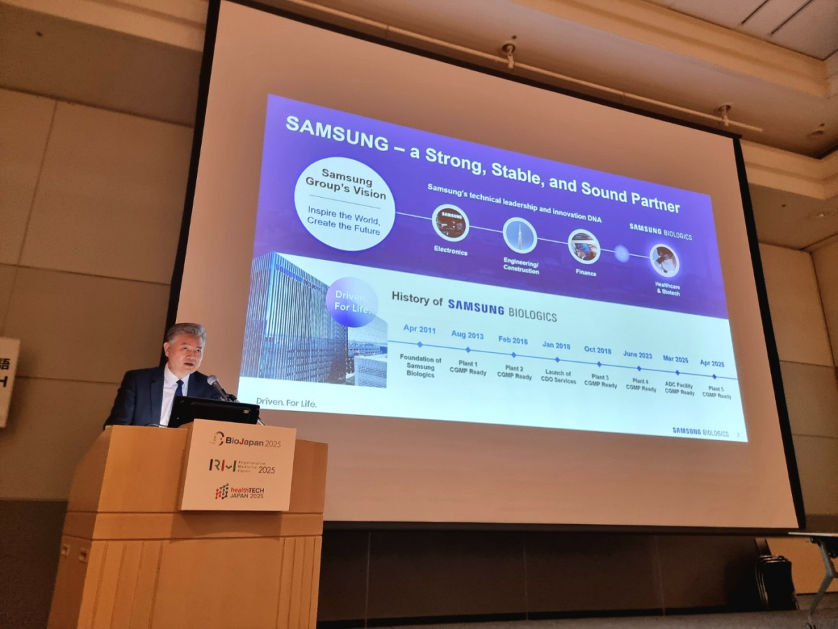 ▲2025 BIO JAPAN 발표 세션을 진행 중인 제임스 최(James Choi) 삼성바이오로직스 영업지원담당 부사장. (사진제공=삼성바이오로직스)