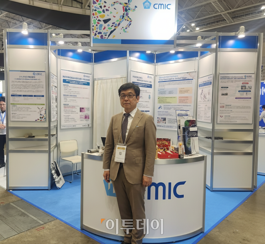 ▲미타케 부사장이 인터뷰에 앞서 씨믹 부스 앞에서 포즈를 취하고 있다. (이상민 기자 imfactor@)