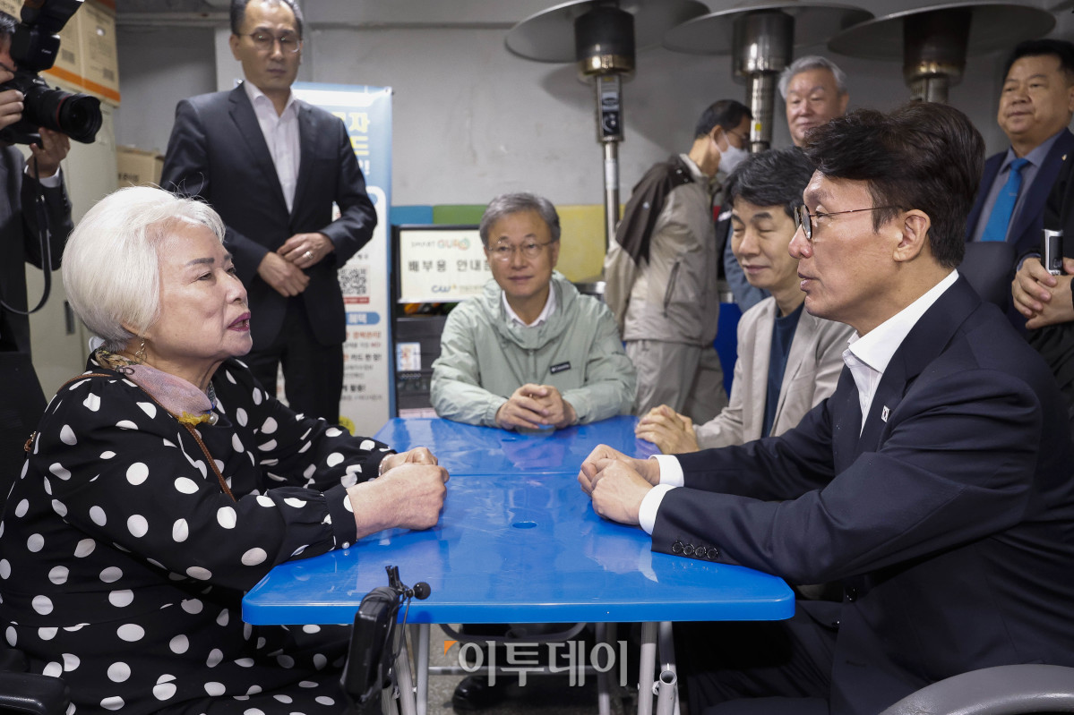 ▲김민석(오른쪽) 국무총리가 10일 서울 구로구 남구로역 인근 인력시장 자원봉사센터에서 자원봉사자를 만나 대화를 하고 있다. 조현호 기자 hyunho@