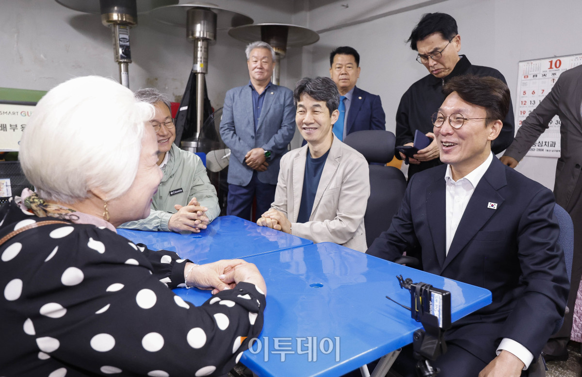 ▲김민석(오른쪽) 국무총리가 10일 서울 구로구 남구로역 인근 인력시장 자원봉사센터에서 자원봉사자를 만나 대화를 하고 있다. 조현호 기자 hyunho@