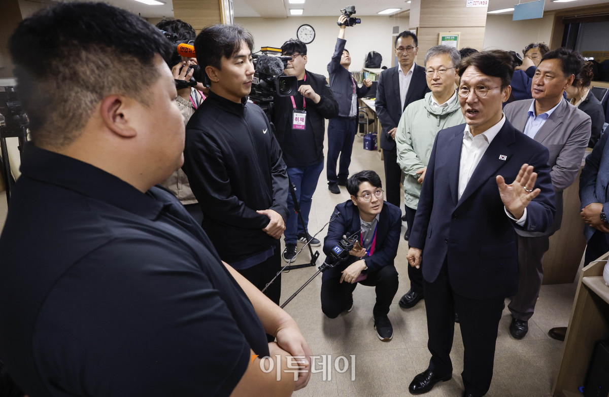 ▲김민석(오른쪽) 국무총리가 10일 서울 구로구 남구로역 인근 인력사무소를 방문해 직원들을 격려하고 있다. 조현호 기자 hyunho@