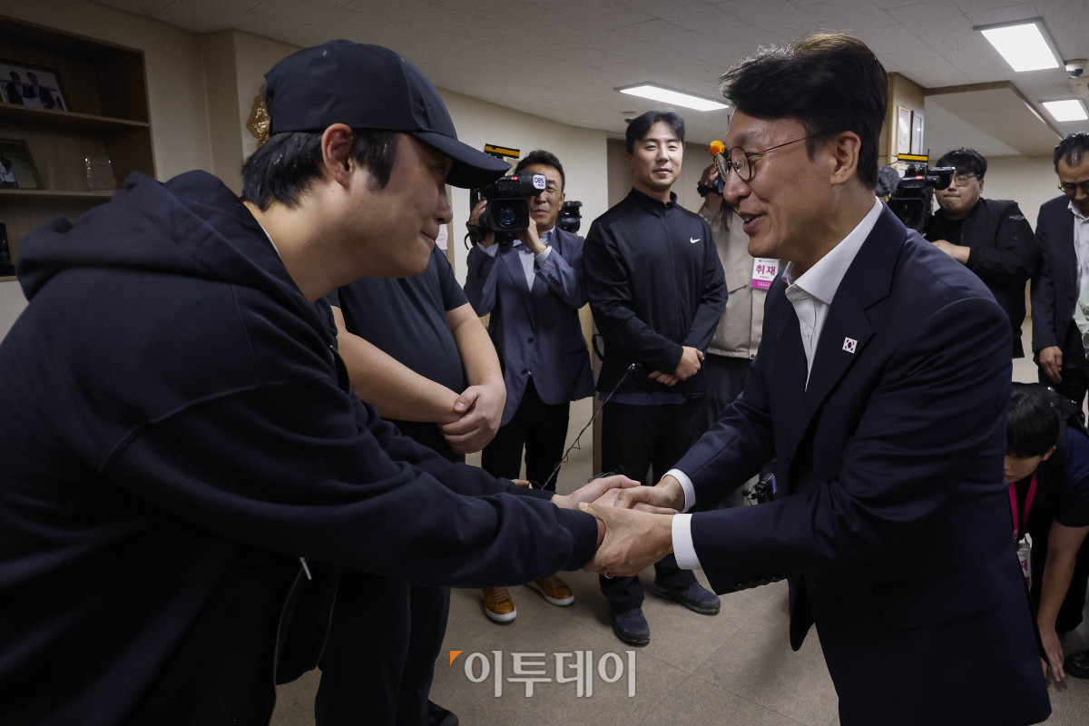 ▲김민석(오른쪽) 국무총리가 10일 서울 구로구 남구로역 인근 인력사무소를 방문해 직원들을 격려하고 있다. 조현호 기자 hyunho@