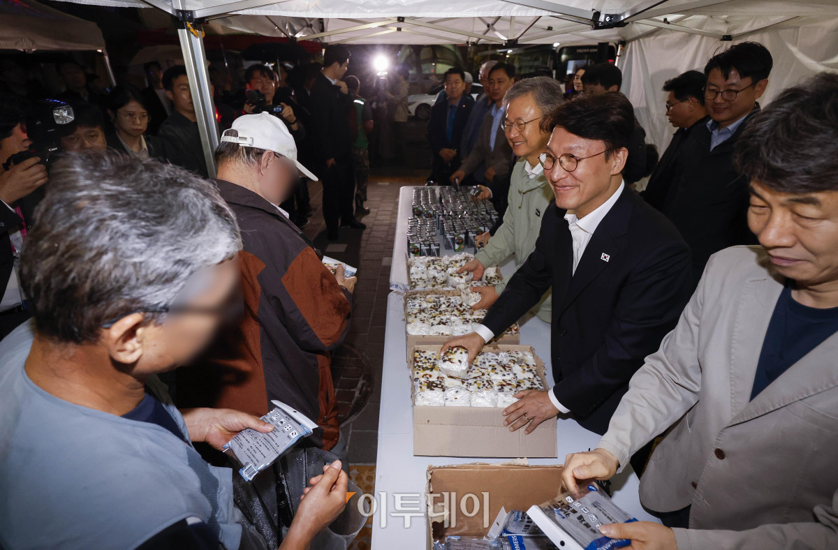 ▲김민석(오른쪽 두 번째) 국무총리가 10일 서울 구로구 남구로역 인근 인력시장을 방문해 건설 일용근로자들에게 간식과 팔토시 등 격려물품을 전달하고 있다. 조현호 기자 hyunho@