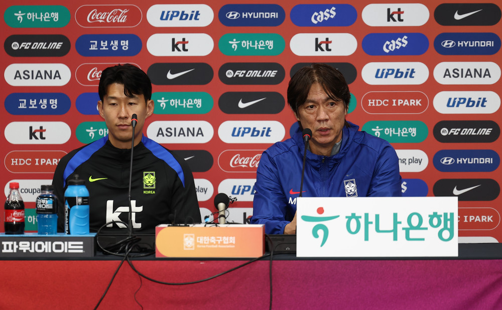 ▲대한민국 축구 국가대표팀 손흥민(왼쪽)과 홍명보 감독이 9일 서울월드컵경기장에서 열린 공식 기자회견에 참석해 있다.  (연합뉴스)
