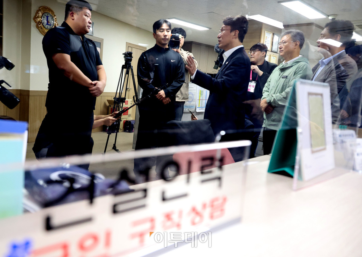 ▲김민석 국무총리가 10일 서울 구로구 남구로역 인근 인력사무소를 방문해 직원들을 격려하고 있다. 조현호 기자 hyunho@