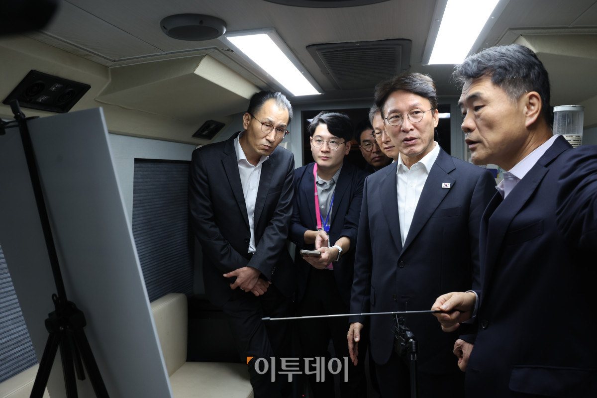 ▲김민석 국무총리가 10일 오전 서울 구로구 남구로역 인력시장 종합지원 이동 상담버스를 방문해 새벽시장 인력현황 등을 보고 받고 있다. 조현호 기자 hyunho@