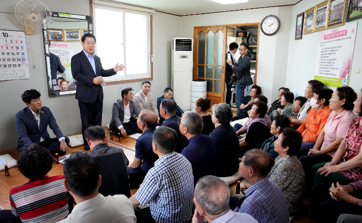 ▲김영록 전남도지사가 청정전남 으뜸마을 만들기 사업을 추진중인 광양시 광양읍 교촌마을을 방문해 주민들과 현장 좌담회를 갖고 건의 및 애로사항을 청취하고 있다. (사진제공=전남도)