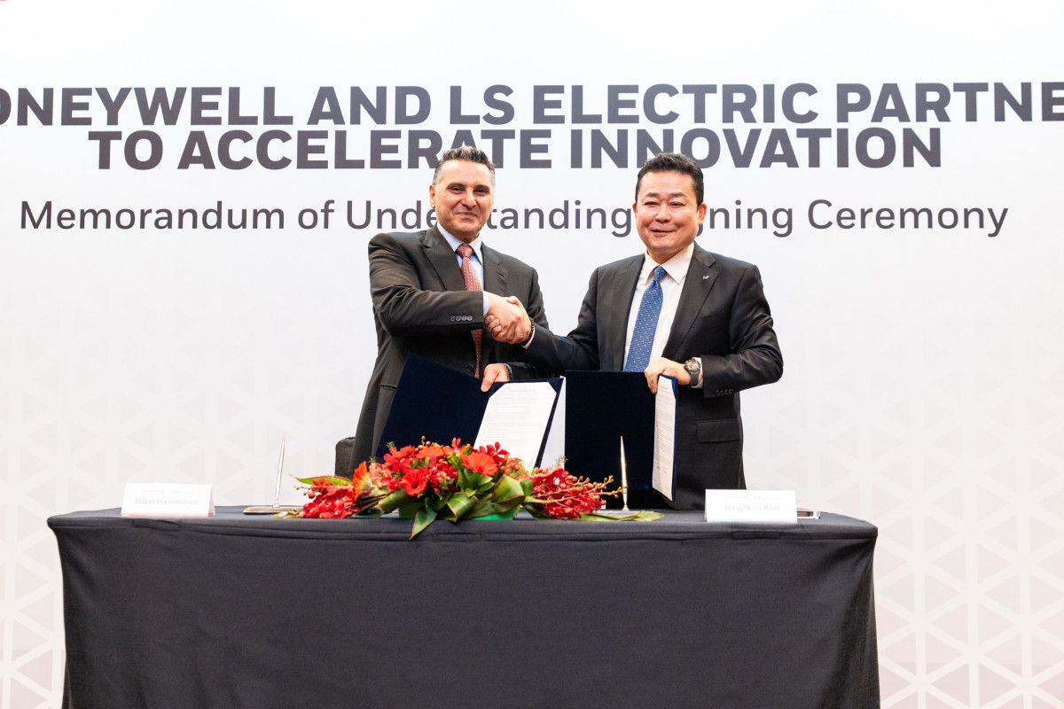 ▲김종우 LS일렉트릭 사장(오른쪽)과 빌랄 하무드(Billal Hammoud) 하니웰 빌딩자동화 부문 사장(왼쪽)이 협약 체결 후 기념촬영을 하는 모습. (자료제공=LS일렉트릭)