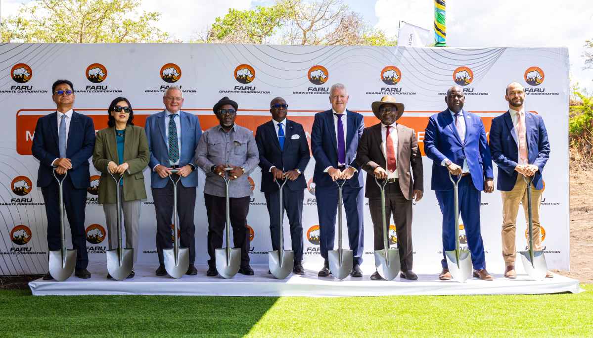 ▲탄자니아 마헨게 흑연 광산 착공식. 왼쪽부터 김대영 포스코인터내셔널 중남아프리카지역담당, 안은주 주탄자니아대한민국대사, 존 드 브리스 블랙록마이닝 최고경영자(CEO), 아담 키고마 말리마 탄자니아 모로고로 주지사, 앤서니 마분데 탄자니아 광물부 장관, 리처드 크룩스 블랙록마이닝 사외이사, 니헤미야 캬안도 메체추 탄자니아 재무부 국유자산청장, 보마 라발라 탄자니아 CRDB은행 최고영업책임자(CCO), 크리스토퍼 엘링거 주케냐대한민국부대사. (사진제공=포스코인터내셔널)