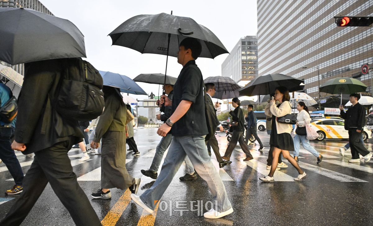 ▲전국 대부분 지역에 비가 내리는 10일 서울 종로구 광화문역 일대에서 우산을 쓴 직장인들이 비를 피해 출근길 발걸음을 재촉하고 있다. 이날 기상청에 따르면 새벽부터 인천과 경기북부, 강원 중·북부에 비가 시작돼 오전에는 서울·경기 남부와 충남 북부로, 오후에는 강원 남부와 충북 북부로 확대되겠다고 예보했다. 예상 강수량은 경기 북부·서해5도 20~60㎜(많은 곳 80㎜ 이상), 서울·인천·경기 남부 5~30㎜, 강원 북부 내륙·산지 20~60㎜, 강원 중·남부 내륙·산지 및 북부 동해안 5~30㎜, 충남 북부·충북 북부 5㎜ 안팎이다. 조현호 기자 hyunho@