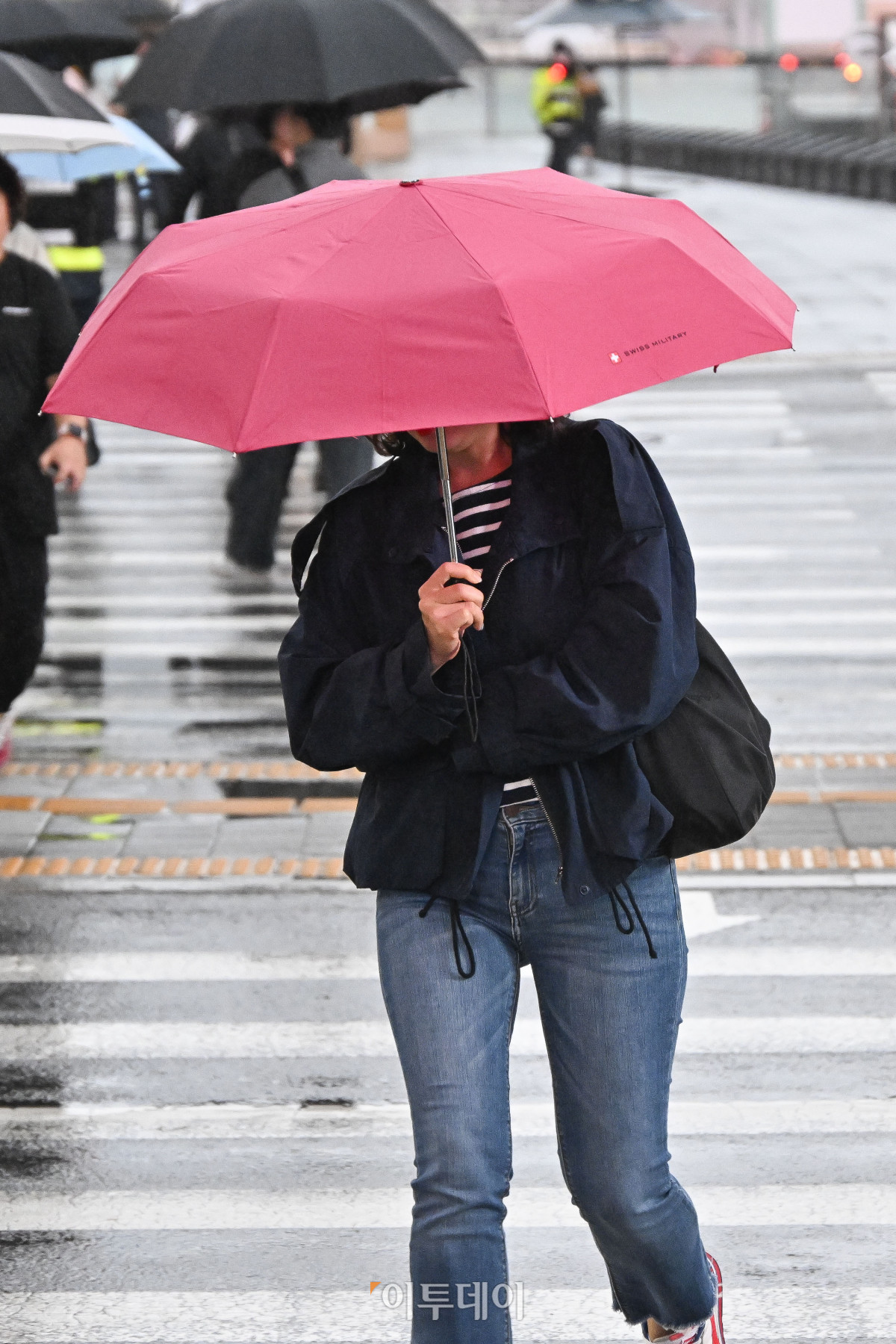 ▲전국 대부분 지역에 비가 내리는 10일 서울 종로구 광화문역 일대에서 우산을 쓴 직장인들이 비를 피해 출근길 발걸음을 재촉하고 있다. 이날 기상청에 따르면 새벽부터 인천과 경기북부, 강원 중·북부에 비가 시작돼 오전에는 서울·경기 남부와 충남 북부로, 오후에는 강원 남부와 충북 북부로 확대되겠다고 예보했다. 예상 강수량은 경기 북부·서해5도 20~60㎜(많은 곳 80㎜ 이상), 서울·인천·경기 남부 5~30㎜, 강원 북부 내륙·산지 20~60㎜, 강원 중·남부 내륙·산지 및 북부 동해안 5~30㎜, 충남 북부·충북 북부 5㎜ 안팎이다. 조현호 기자 hyunho@