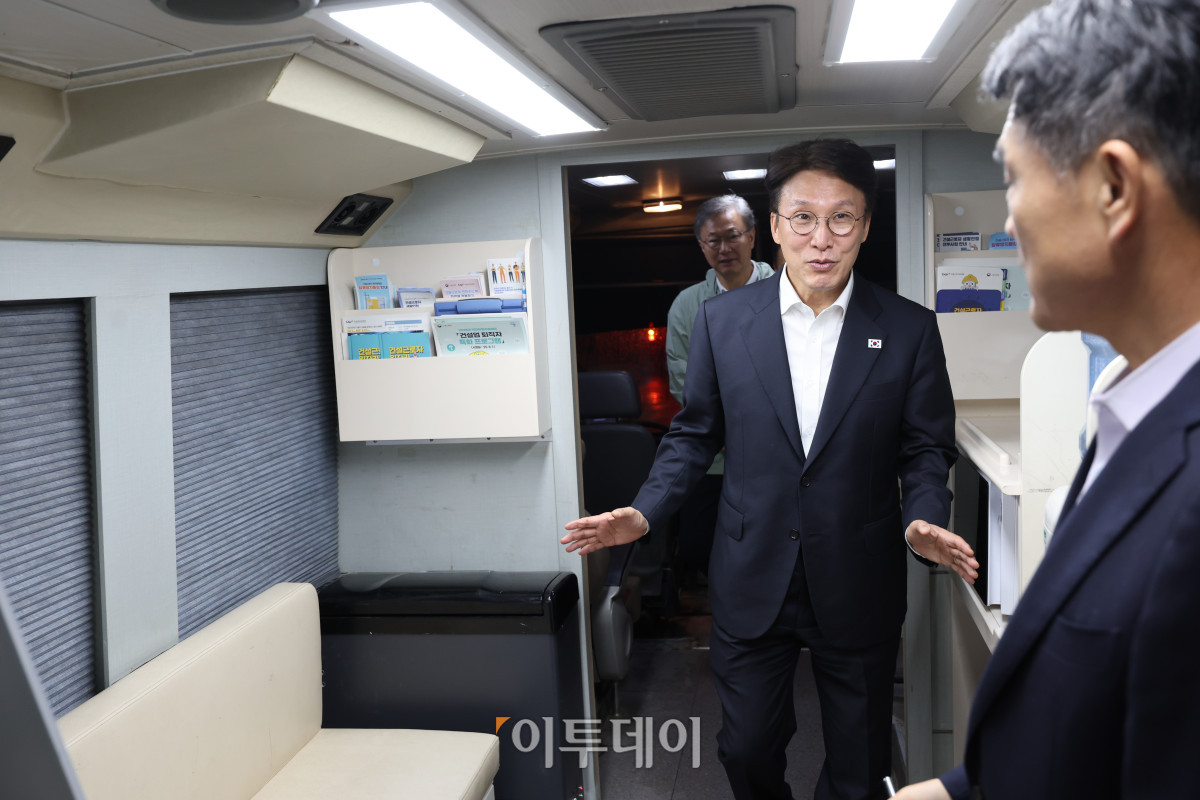 ▲김민석 국무총리가 10일 오전 서울 구로구 남구로역 인력시장 종합지원 이동 상담버스를 방문해 새벽시장 인력현황 등을 보고 받고 있다. 조현호 기자 hyunho@