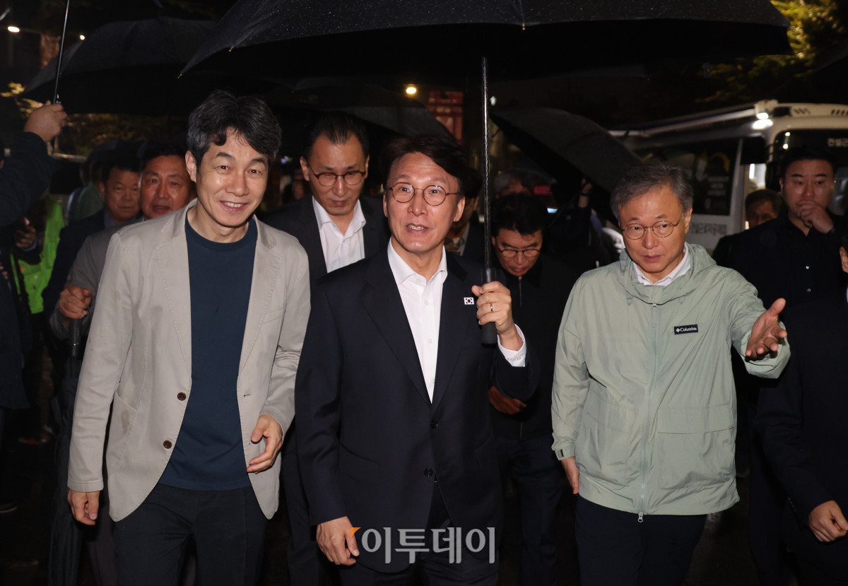 ▲김민석(가운데) 국무총리가 10일 서울 구로구 남구로역 인근 인력시장 종합지원 이동 상담버스에서 새벽시장 인력현황을 보고 받은 후 버스에서 내려 이동하고 있다. 조현호 기자 hyunho@