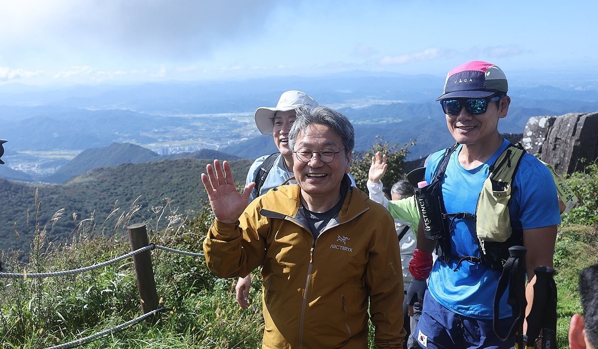 ▲강기정 광주시장이 무등산 정상부 지왕봉을 향해 등반하고 있다. (사진제공=연합뉴스)